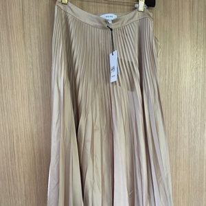 Gorgeous NWT Cream Reiss Pleated Skirt